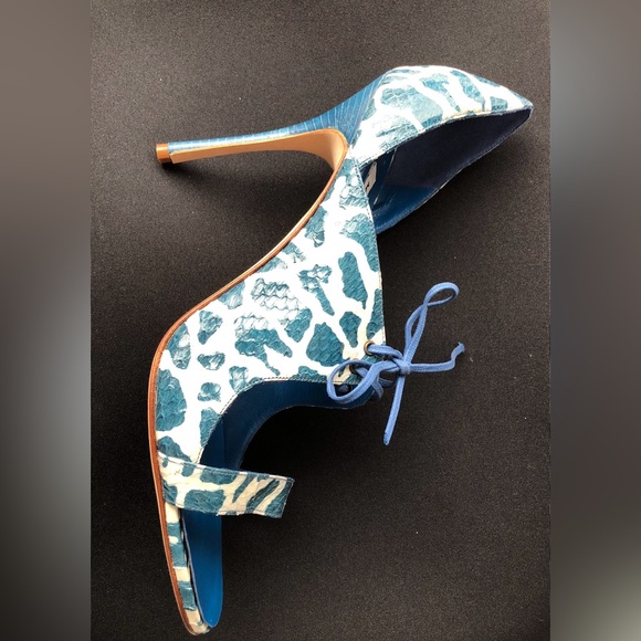 Manolo Blahnik Blue and White Giraffe Print Heels - Picture 4 of 5